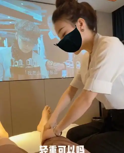 女子兼职做女技师,洗脚时碰上小叔子,只要不告诉你哥,怎样都行