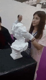 爆笑gif图看到什么了,姑娘的表情这么惊讶