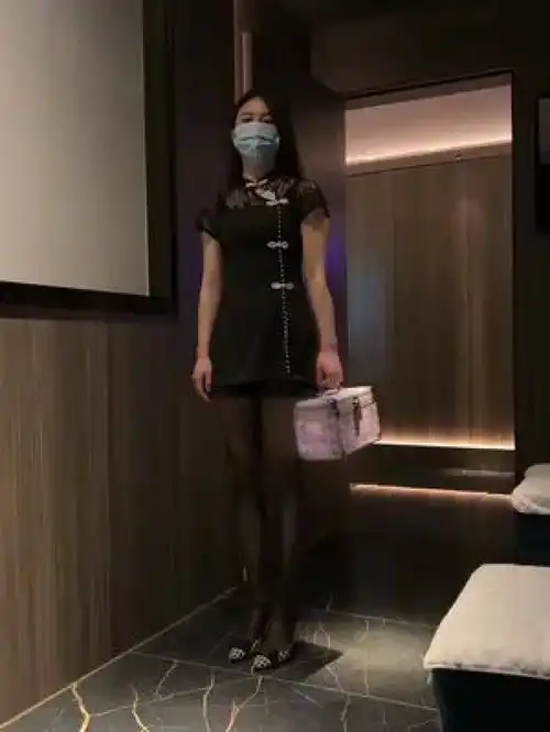 明天周五该洗脚了吧足老板来了足浴养生美女大长腿洗脚按摩足浴
