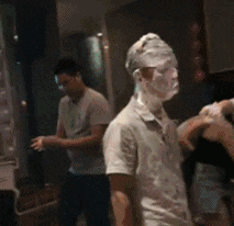 搞笑gif段子今天三十岁生日,自己庆祝一番吧
