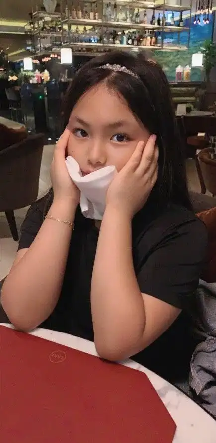 李湘带女儿出国旅游,10岁王诗龄全身奢侈品,背上万包却不娇气