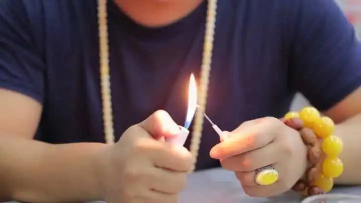 不靠谱鉴定蜜蜡的真假千万不要用火烧