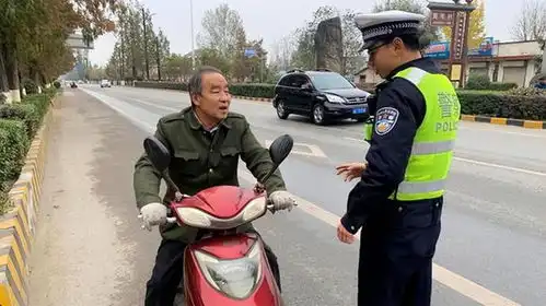 大爷不戴头盔被罚款一句话问懵交警,网友你大爷还是你大爷