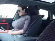 爆笑gif趣图妹子,好的身材原来是p出来的呀,手机已经出卖你了,尴尬