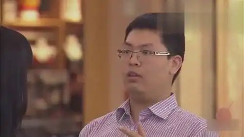 男子幕后假扮广告牌恶搞路人,女士一回头表情包有了
