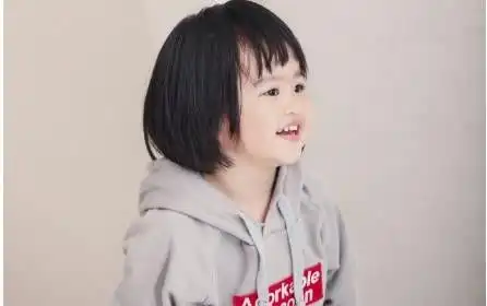 包贝尔晒包饺子照包文婧和女儿表情神同步真漂亮大大的眼睛随了妈