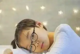 宋家三胞胎如今长大啦,表情呆萌很可爱,还是摆脱不了表情包