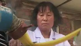 包出新花样大叔发明包子机,30秒换馅更新鲜,1天能卖2万个