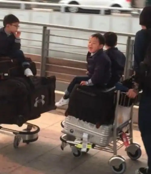 宋家三胞胎近照超可爱从萌娃变帅哥,你的表情包该更新啦