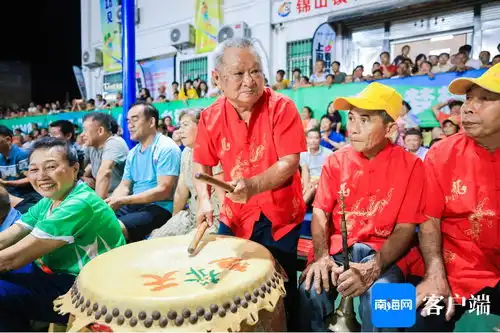 组图海南村va比赛热火朝天观众敲锣打鼓摇旗助威热血沸腾
