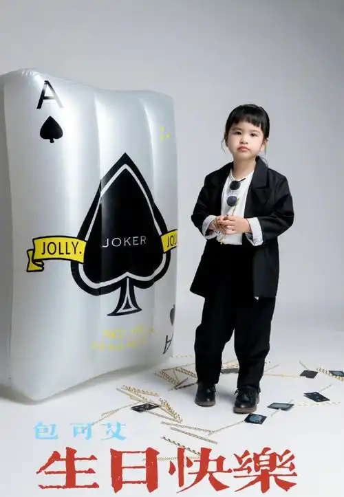 包贝尔女儿六岁了,包饺子穿一身西装,胸前别着墨镜,表情好飒