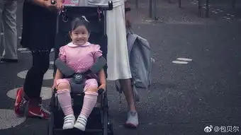 组图包贝尔晒女儿萌照饺子比v大笑满脸愁容表情包一枚