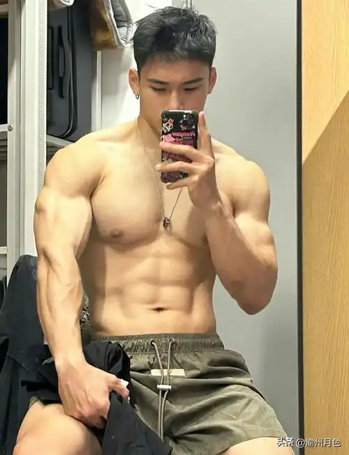 大块头脂包肌男人,让人迷恋他的腹肌