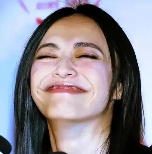 无滤镜真可怕,霍思燕胸有大痣,张柏芝肚皮下垂,华晨宇病态演出
