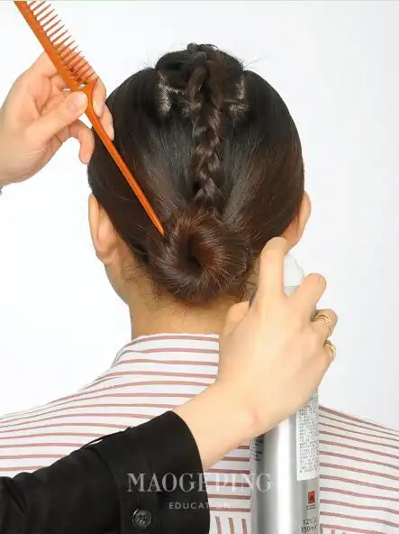 很有特色的低盘发,又精致又优雅
