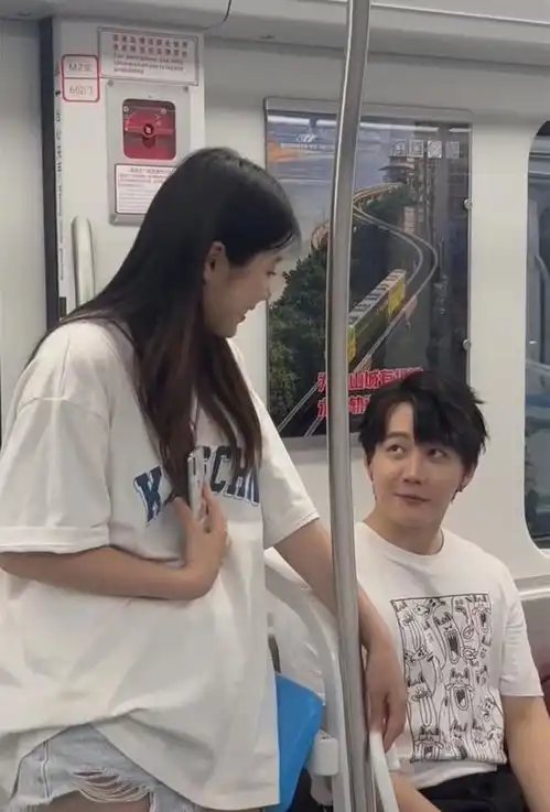地铁上女孩感觉被偷瞄,掏出手机打算加好友,结果只是个误会