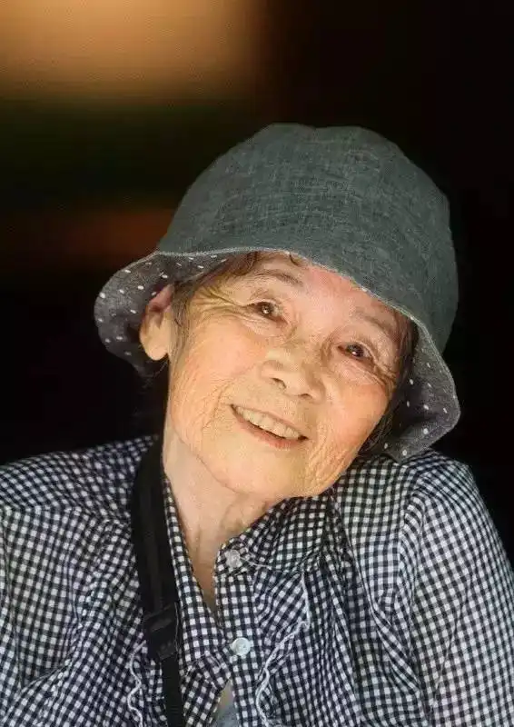 家庭主妇72岁学摄影,88岁开影展,最后竟连adobe都请她当艺术总监