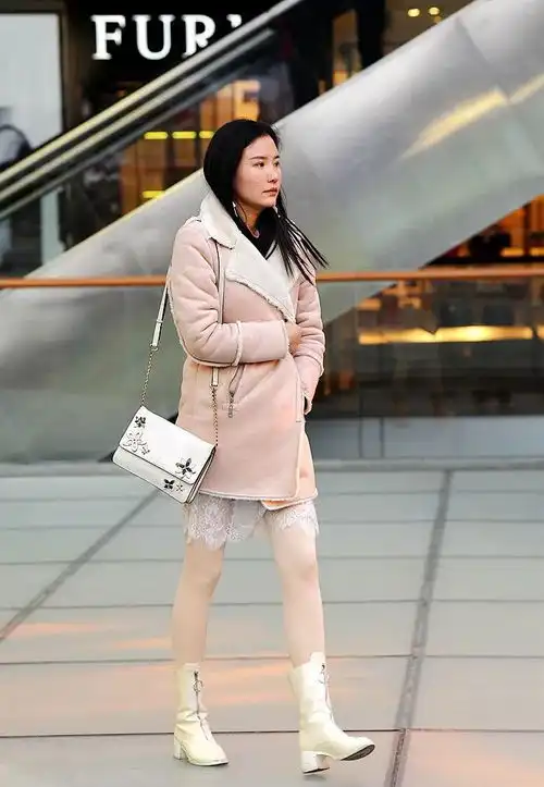 街拍组图又时尚又温暖的光腿神器,让美女更有潮人范儿