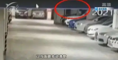 云南晕2名少女在奔驰车上跳舞,车子被踩凹陷了对方既不道歉也不赔偿