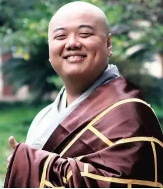 周星驰六师弟,喜剧黄金配角,演少林足球成名,如今转行当导演
