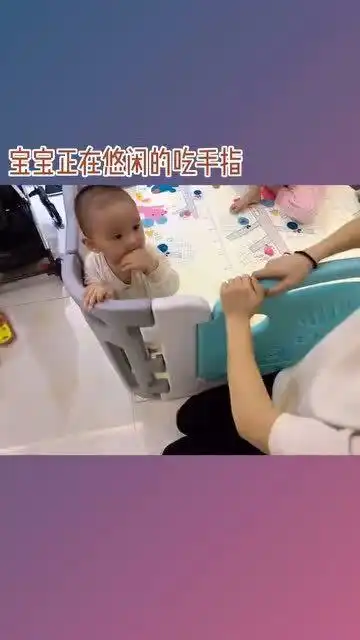 在宝宝面前亲亲,结果宝宝生气的表情,真是太好玩了