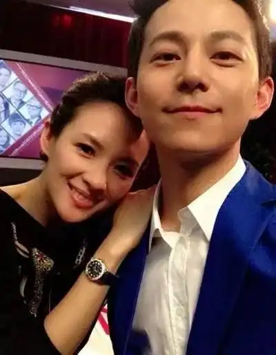 何炅拥有众多绯闻女友而不被喷,只因他背后的女人叫王菁