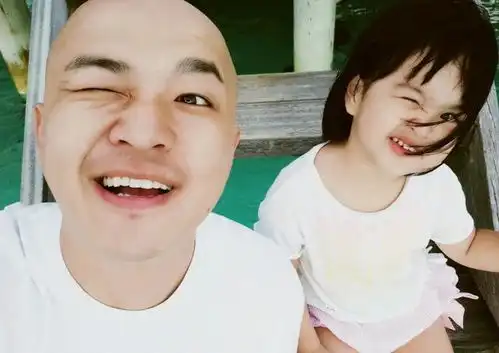 表情包贝尔带饺子马尔代夫度假,父女俩表情神同步,饺子还变漂亮了表情