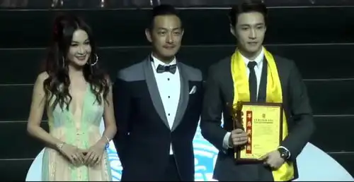 黄渤恭喜张艺兴获华鼎奖最佳男配角奖,颁奖前艺兴的表情很抢镜