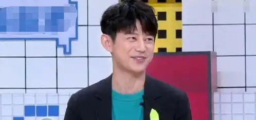 欧阳娜娜吐槽童年表情包,还原抱大腿动作,粉丝从小可爱到大