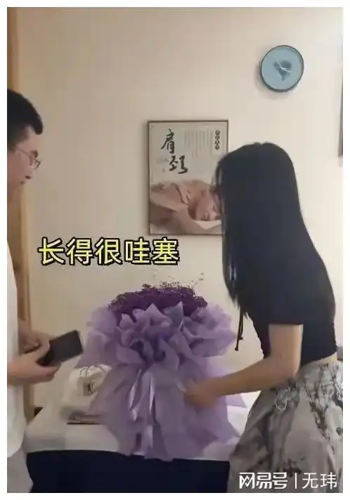 男子一见钟情表白沐足技师,儿子要接盘爸爸和叔叔见到表情尴尬