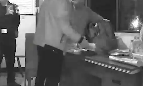 深夜捡走30万财物还把包里手机关机民警2小时找到他