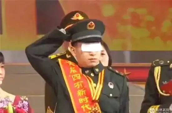 最震撼军礼他没了眼睛和双手,举起右臂那一刻,全场泪奔