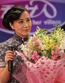 73岁汪明荃逛奢侈品店,悠闲挑拣像在菜场,多名店员跟随似女王