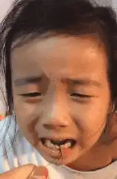 搞笑gif阿姨,你这是入迷了吧,开始学起搞笑了,看大爷的一脸嫌弃样