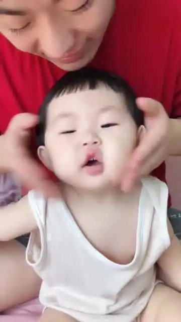 最近这个小宝宝火了,脸上的肉duangduang的,好想捏一下