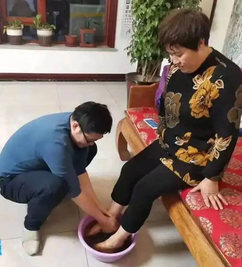 于桥乡开展念党恩孝双亲,为父母洗脚活动