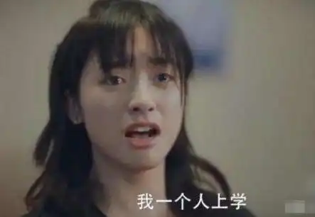 七月与安生镜头只拍沈月肩膀以上,莫名看起来像加了大头特效