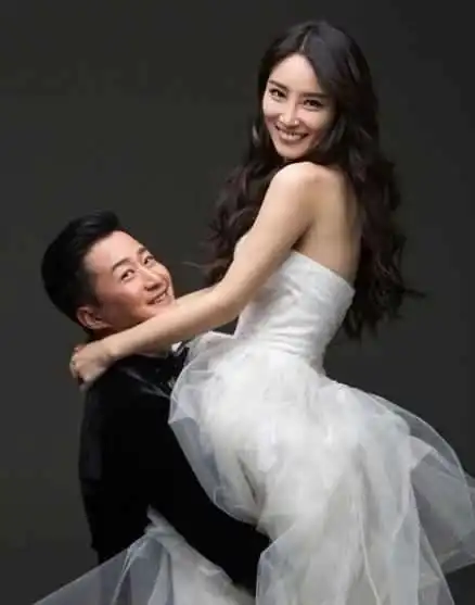 吴京媳妇谢楠,早年男人装写真,网友比柳岩给力