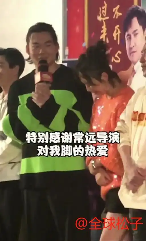 带脚进组温暖的抱抱马丽老公也参演了,出场方式很特别