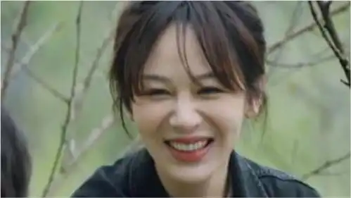 张艺兴帮杨紫剥柚子,黄磊的表情很有深意,网友请你们原地恋爱