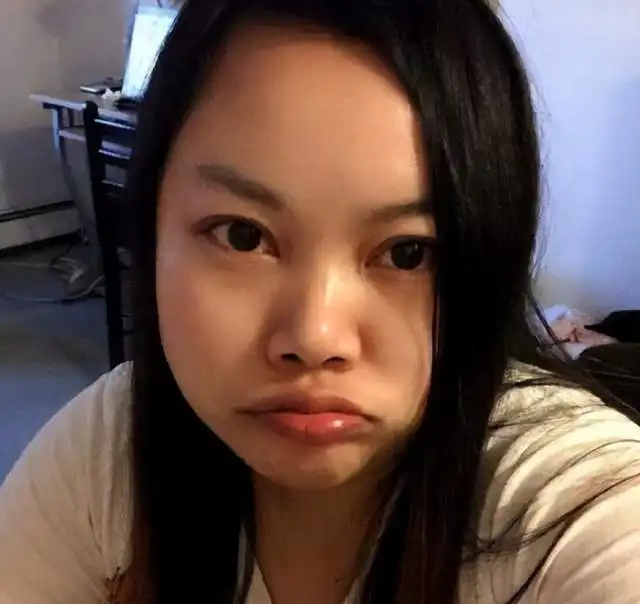偶遇38岁凤姐搭公交车,身材臃肿衣服另类,美国拮据生活曝光
