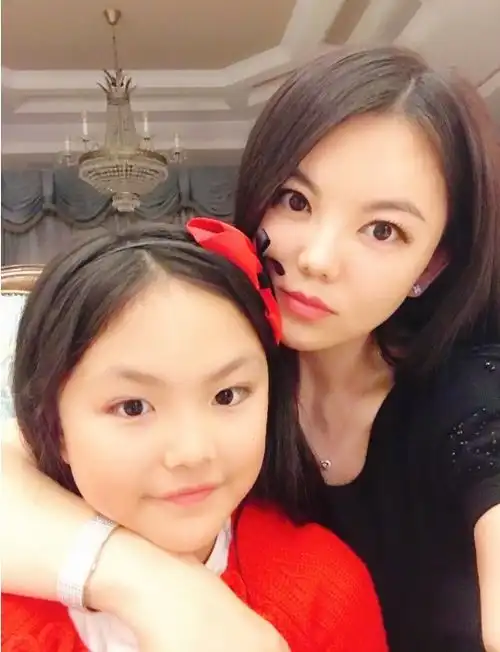 37岁包贝尔近照,当牙医给女儿饺子拔牙,小可爱全程配合表情可爱