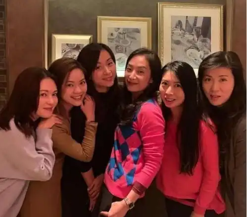 52岁李丽珍近照,年过半百气质如初,众人面前脱颖而出