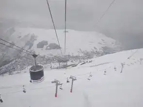 阿尔卑斯山上滑雪