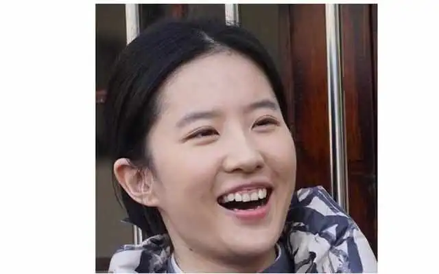 女星大笑宋祖儿热巴变丑,唐嫣眯眯眼,最后一位能把麦克风吃掉