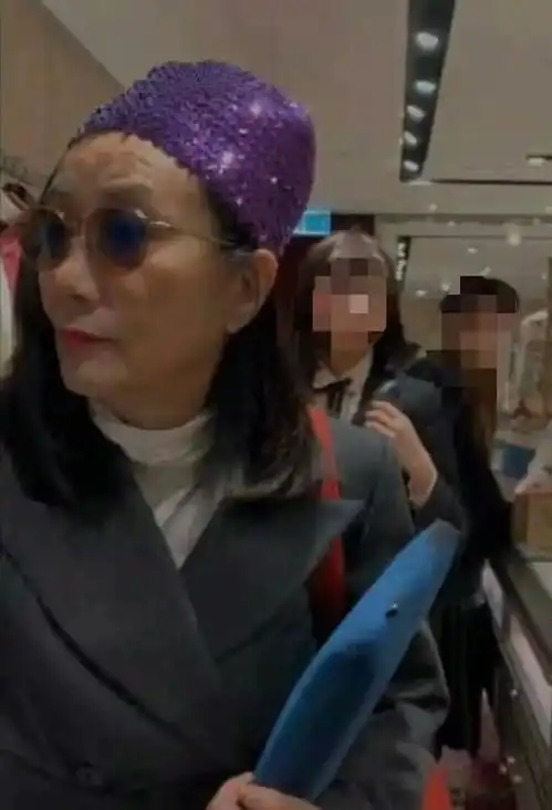 汪明荃跟老公过圣诞节,穿运动装还是素颜,整个人落落大方真实