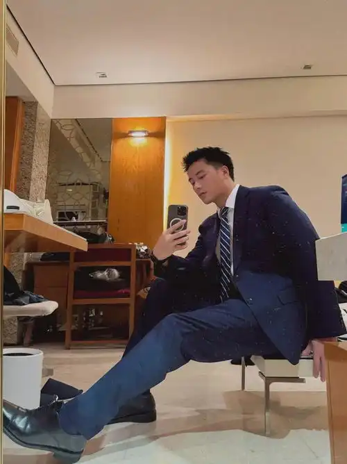 喜欢低体脂还是脂包肌181cm男生正装人夫感满满