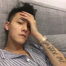 别说自拍了这些明星需要固定表情才能活图