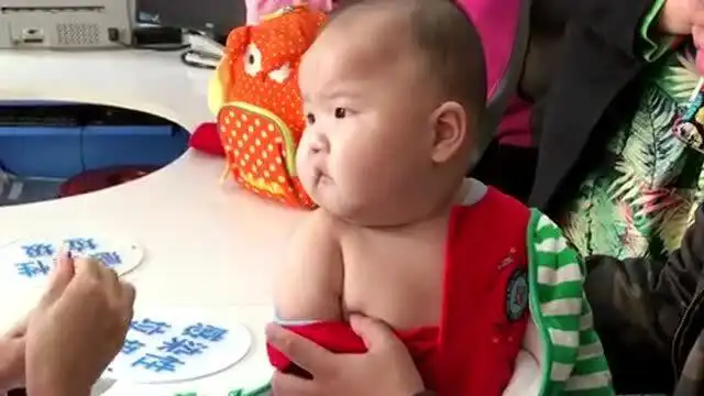 宝宝未免也太坚强了,每次扎针都是这种表情,难道体格胖的人肉厚