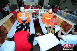 武汉一家足疗店为环卫工人免费洗脚